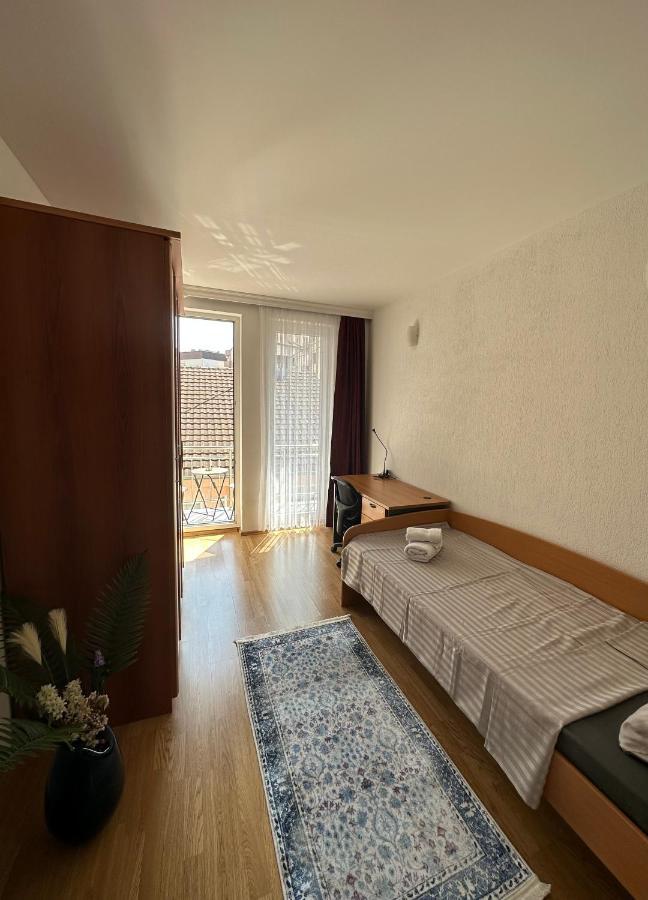 Spacious 3-Bedroom Condo Next To City Center Prishtinë Ngoại thất bức ảnh